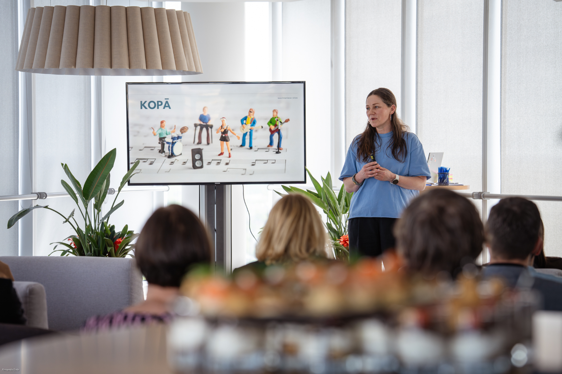 Ieva Drazniece leading a LinkedIn workshop with a team of professionals