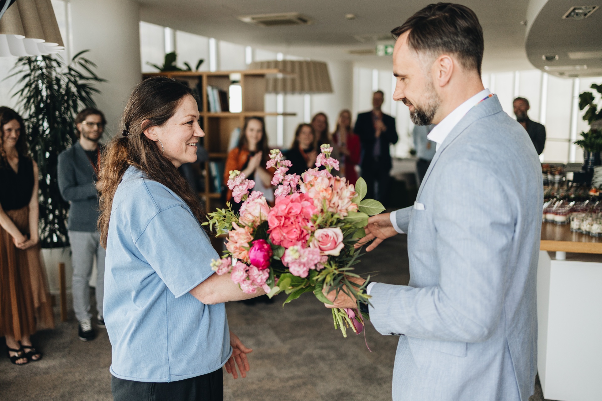 Lauris Mencis, CEO of Swedbank Latvija, celebrating the completion of the LinkedIn ambassador program for the 2025/26 season